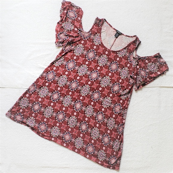 Rue21 Tops - Rue21 Cold Shoulder Swing Line Top – M